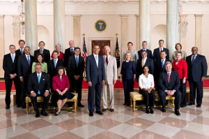 President Barack Obama and Vice President Joe Biden pose with the full Cabinet for an official group photo in the Grand Foyer of the White House, Juillet 26, 2012.  Seated, from left, are: Transportation Secretary Ray LaHood, Acting Commerce Secretary Rebecca Blank, Etats-Unis. Permanent Representative to the United Nations Susan Rice, and Agriculture Secretary Tom Vilsack.  Standing in the second row, from left, are: Secrétaire à l'éducation Arne Duncan, Attorney General Eric H. Titulaire, Jr., Labor Secretary Hilda L. Solis, Treasury Secretary Timothy F. Geithner, Chief of Staff Jack Lew, Secretary of State Hillary Rodham Clinton, Defense Secretary Leon Panetta, Veterans Affairs Secretary Eric K. Shinseki, Homeland Security Secretary Janet Napolitano, et Americaines. Trade Representative Ron Kirk. Standing in tsontthird row, from left, are: Housing and Urban Development Secretary Shaun Donovan, Energy Secretary Steven Chu, Ministre de la Santé et des Services Kathleen Sebelius, Interior Secretary Ken Salazar, Environmental Protection Agency Administrator Lisa P. Jackson, Office of Management and Budget Acting Director Jeffrey D. Zients, Council of Economic Advisers Chair Alan Krueger, and Small Business Administrator Karen G. Mills.  (Official White House Photo by Chuck Kennedy) This official White House photograph is being made available only for publication by news organizations and/or for personal use printing by the subject(avec) of the photograph. The photograph may not be manipulated in any way and may not be used in commercial or political materials, advertisements, emails, produits, promotions that in any way suggests approval or endorsement of the President, the First Family, or the White House.Ê