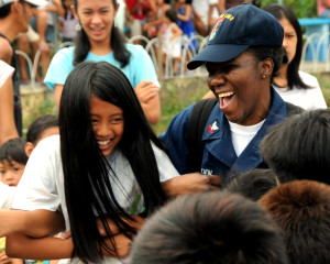 100318-N-0120A-241 SUBIC BAY, Philippines (Maart 18, 2010) Fire Controlman 2nd Class Kashanti Bowden, assigned to the forward-deployed amphibious assault ship USS Essex (LHD 2), plays with students of the San Juan Nepomuceno Elementary School during a community friendship building event as a part of exercise Balikatan 2010 (BK 10). BK 10 is an annual, bilateral exercise designed to improve interoperability between the U.S. and Philippines. (VSA. Navy photo by Mass Communication Specialist 2nd Class Mark R. Alvarez/Released)